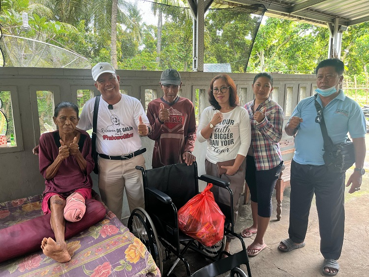Penyerahan bantuan sembako dan kursi roda kepada masyarakat membutuhkan