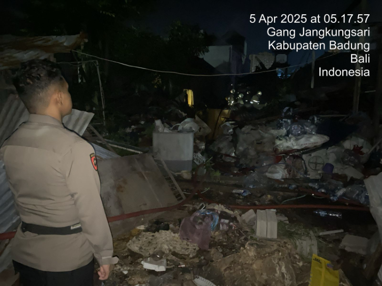 Bangunan kos-kosan semi permanen di Kuta telah ludes setelah dilanda kebakaran hebat.