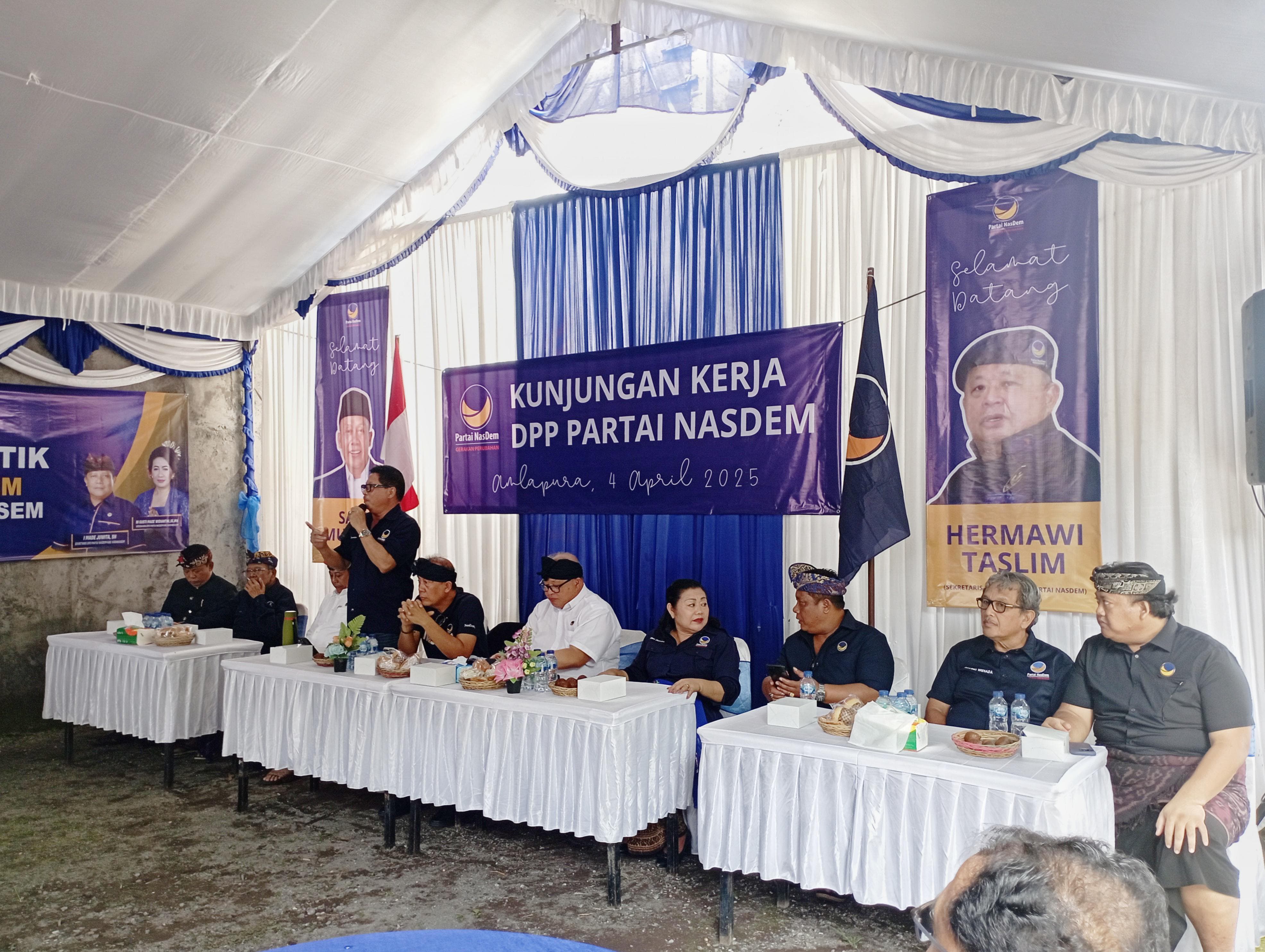 KONSOLIDASI: DPD Nasdem Karangasem melakukan konsolidasi yang dihadiri DPP dan DPW Nasdem Bali, pada Jumat (4/4). (Adi Prabawa)