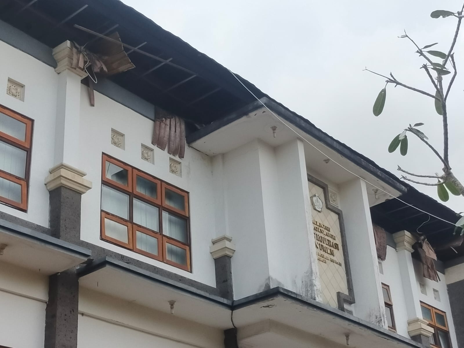 Plafon&nbsp;bagian depan Kantor Dinas Koperasi, UKM dan Tenaga Kerja Kabupaten Bangli tampak masih rusak Jumat (4/4/2025).