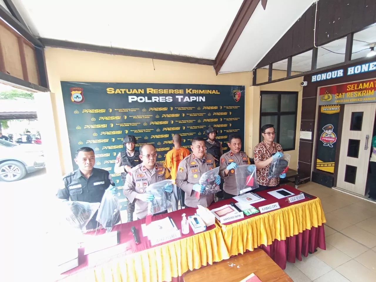 Kapolres Tapin AKBP Jimmy Kurniawan menanyai pelaku dalam konferensi pers, Jumat (4/4/2025)