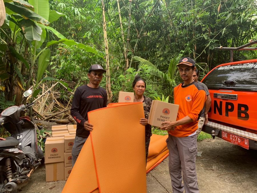 Warga yang terisolasi akibat jembatan bambu ambruk di Desa Yehembang Kauh, Kecamatan Mendoyo, Kabupaten Jembrana menerima bantuan kedaruratan dari BPBD Jembrana, Kamis (3/4/2025).&nbsp;