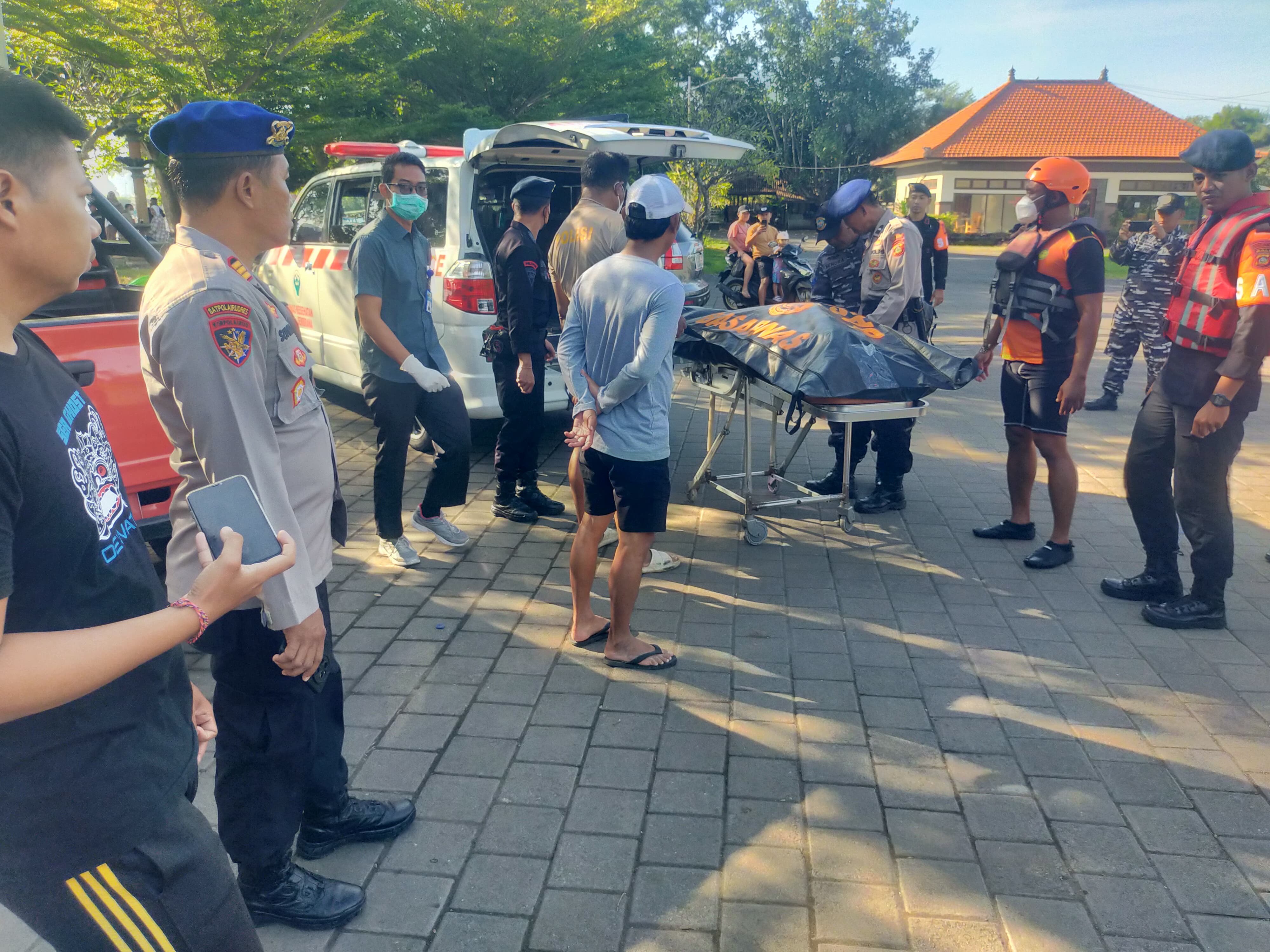 EVAKUASI : Jenasah yang ditemukan mengapung di Perairan Gilimanuk dievakuasi menuju RSU Negara, Sabtu (5/4/2025).