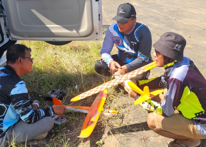LATIHAN : Latihan atlet aeromodeling dan drone racing Klungkung