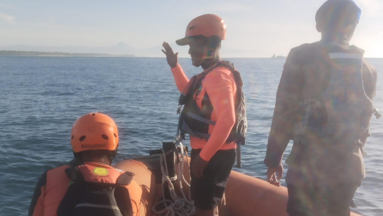Tim SAR melakukan pencarian orang hilang di Perairan Tanjung Benoa, Bali, Minggu (6/4/2025).