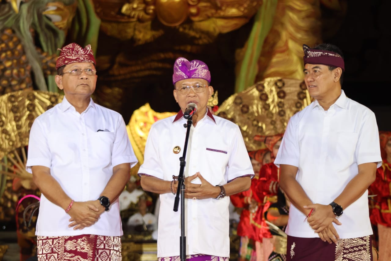 GUBERNUR : Gubernur Bali, Wayan Koster saat menghadiri perayaan HUT Singaraja, Sabtu (5/4).