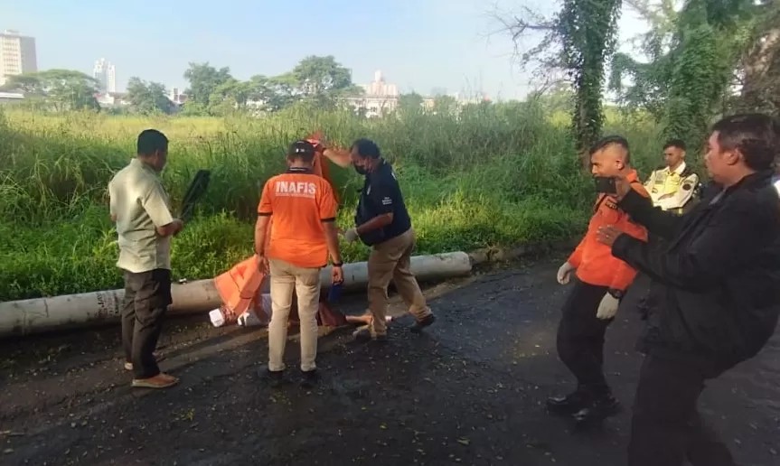 Petugas mengevakuasi mayat korban H.MS untuk dibawa ke RS Bhayangkara, Surabaya, Sabtu (5/4/2025).