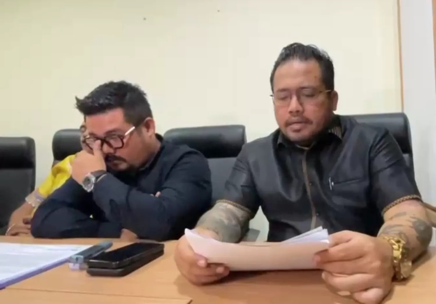 Tim penasihat hukum Lisa Mariana menggelar konferensi pers di kawasan Kebayoran Baru, Jakarta Selatan, Sabtu (5/4/2025).