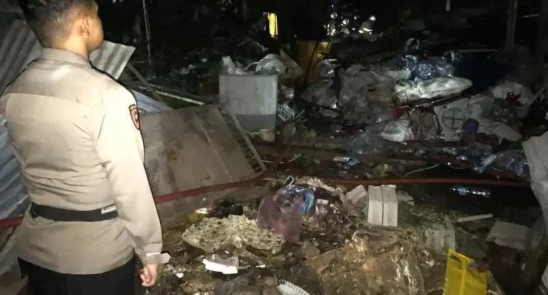 KEBAKARAN: Polisi mendatangi rumah kos yang terbakar pada Sabtu dini hari. Sebanyak 10 unit kamar kost ludes terbakar.