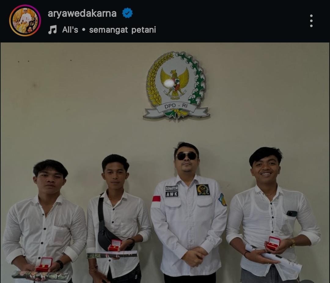 PETANI SMA: Para pelajar SMA dari Kintamani dan Tegallalang Gianyar meminta dukungan Arya Wedakarna untuk jadi petani modern.
