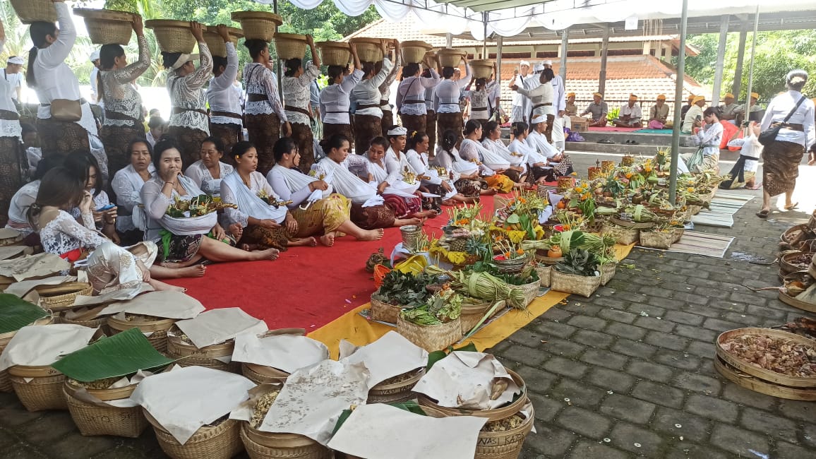 Upacara Ngaturin di Pura Pengaturan yang dilaksanakan krama Pasek Padang Subadra Desa Tajun, Kecamatan Kubutambahan pada Minggu (6/4) siang