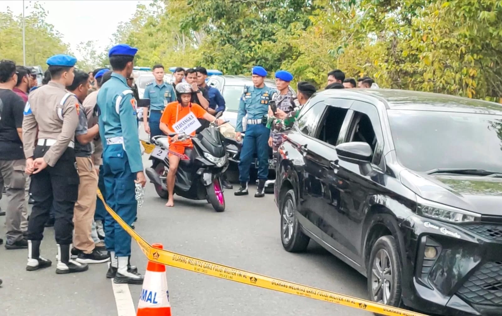 Tersangka J dalam rekonstruksi kasus pembunuhan Juwita (23) di TKP, Jalan Trans Gunung Kupang, Kecamatan Cempaka, Banjarbaru, Sabtu (5/4/2025) siang.