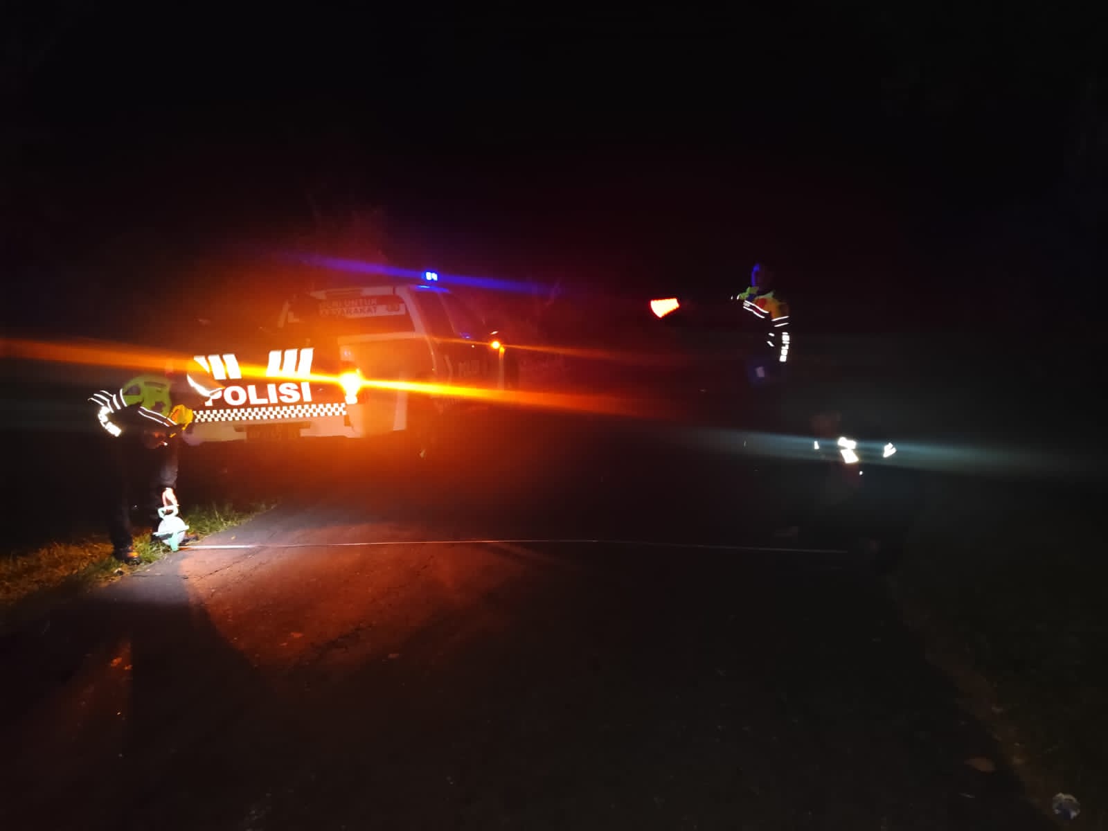 Polisi melakukan olah TKP kecelakaan di wilayah Desa Daup, Kecamatan Kintamani, Kabupaten Bangli, Bali, Sabtu (5/4/2025).