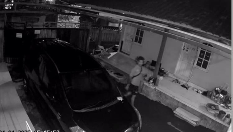 PENCURI: Aksi pencurian di sebuah kamar kos-kosan di Gang Yeh Ning No. 14, Sidakarya, Denpasar.