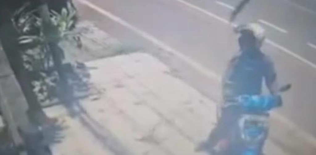MASUK: Tangkapan layar seorang pria hendak masuk ke dalam rumah seorang warga di Renon, tetapi dihadang anjing penjaga.