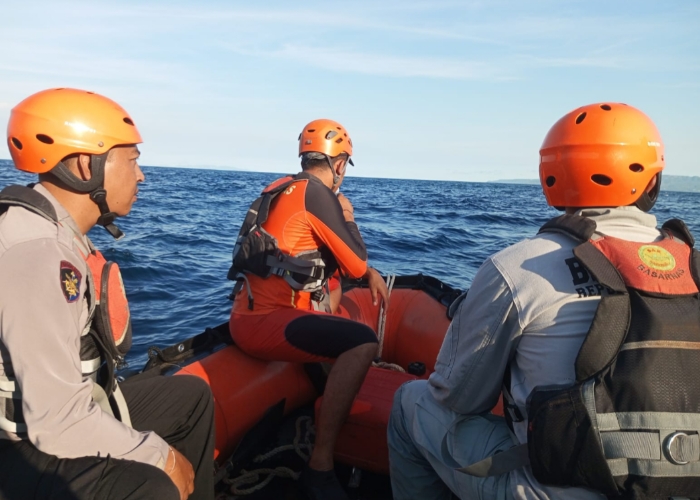 PENCARIAN: Tim SAR gabungan melalukan pencarian terhadap I Wayan Suwitra, pemancing yang dikabarkan hilang.