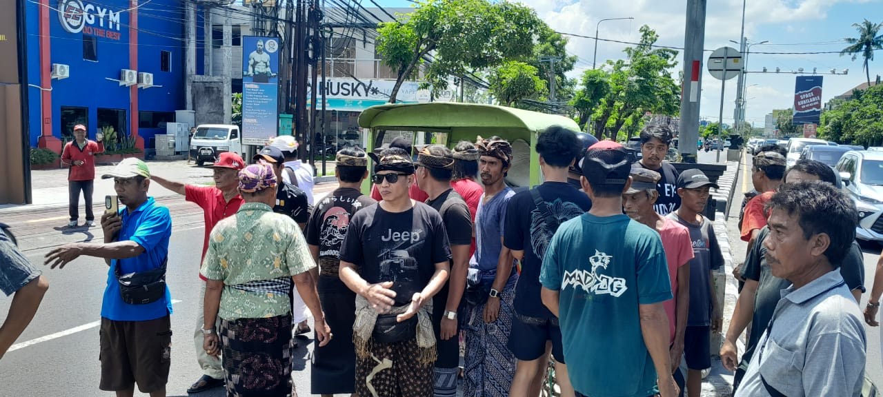 PROTES: Sejumlah warga Patasari yang menggeruduk proyek penutupan U-turn di Jalan Bypass I Gusti Ngurah Rai, Minggu (6/4).