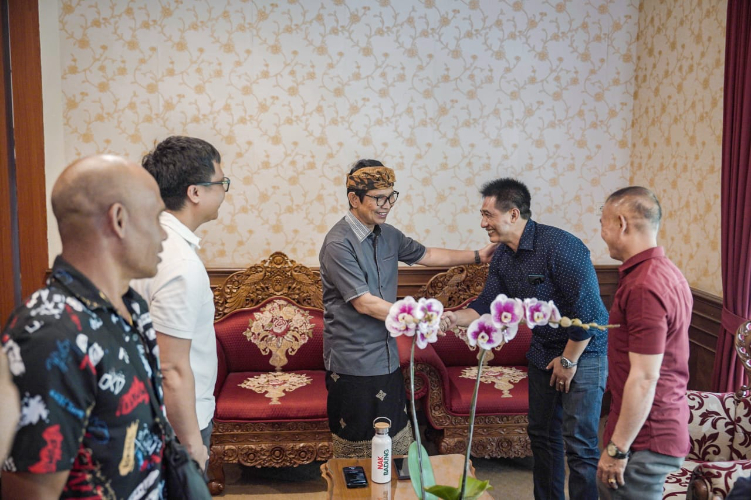 Bupati Badung I Wayan Adi Arnawa saat memimpin rakor terkait Penataan Jembatan Tukad Bangkung, Desa Pelaga, Petang di Rumah Jabatan Bupati Badung, Minggu (6/4).