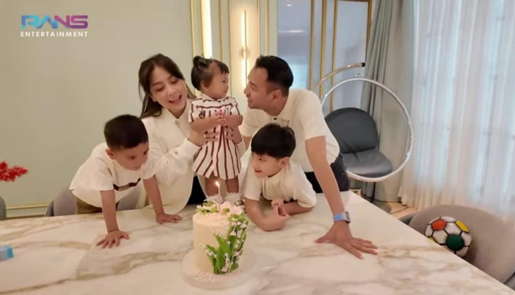 Keluarga Raffi dan Nagita merayakan ulang tahun Baby Lily