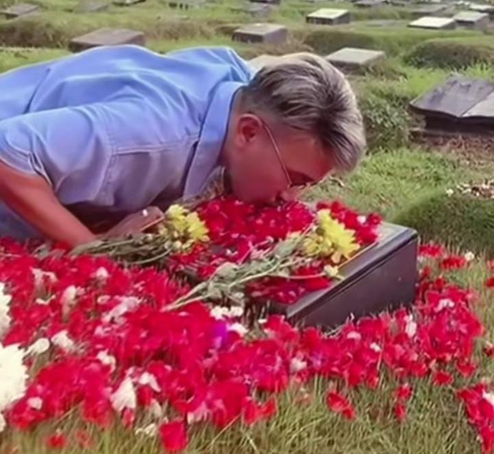 Ruben Onsu ziarah ke makam kedua sahabatnya