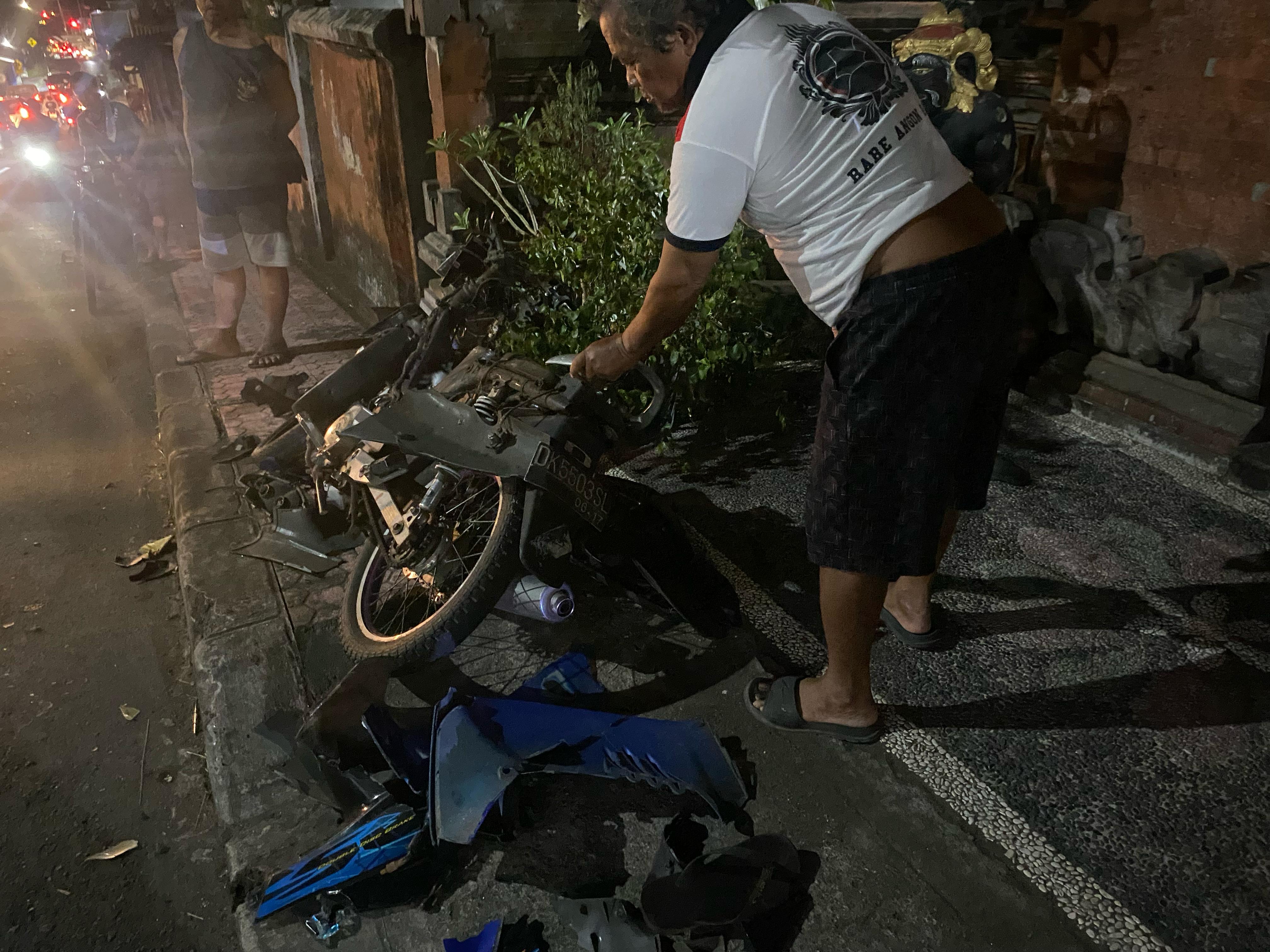 HANCUR: Sepeda motor milik korban yang ditabrak di depan Banjar Lepang dalam keadaan hancur. (Bali Express/I Gede Paramasutha)