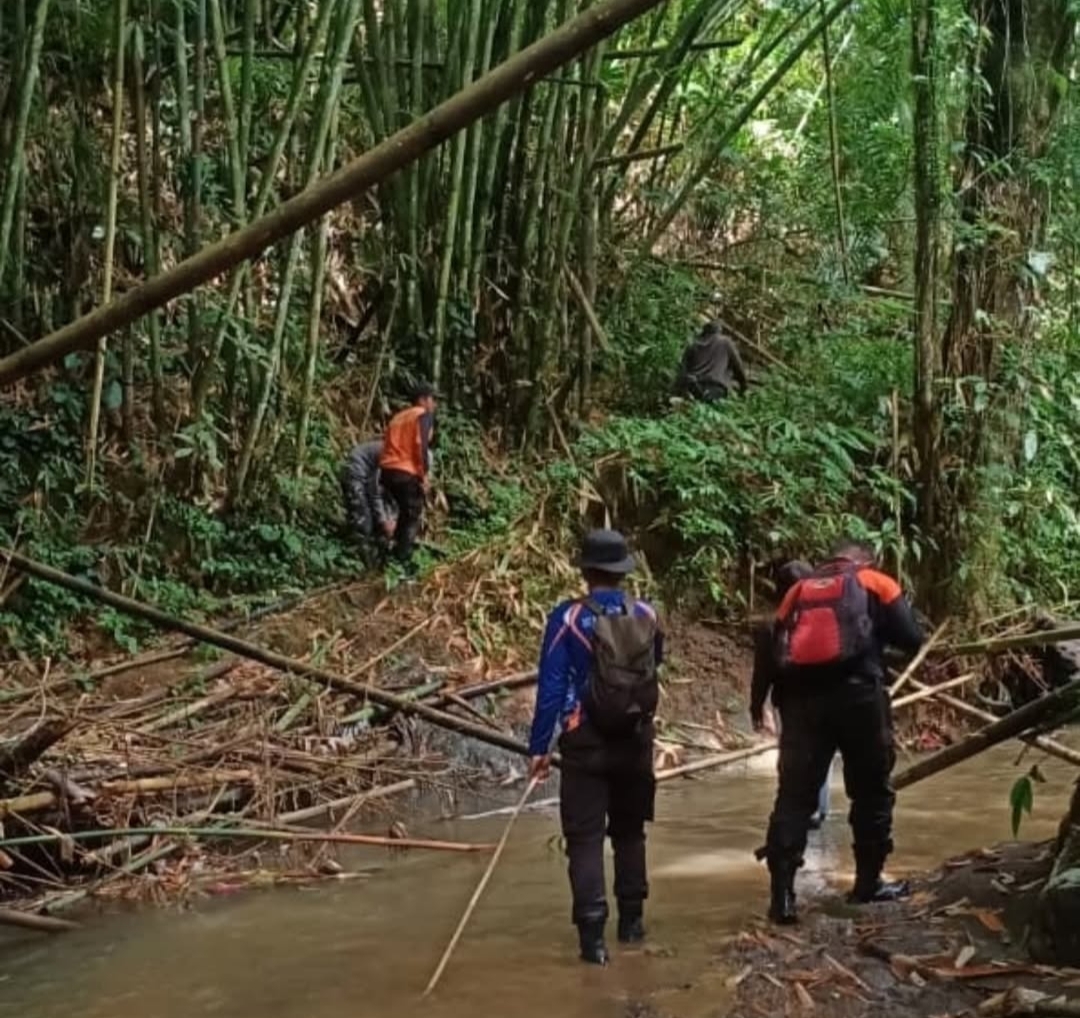 PENCARIAN: Proses pencarian Pekak Sudirga, lansia asal Banjar Dinas Cau, Desa Tua, Kecamatan Marga, Kabupaten Tabanan yang dilaporkan hilang sejak tanggal 27 Maret kini dilakukan secara mandiri.