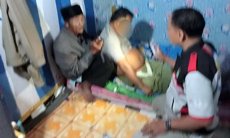 KEJANG: Korban Ant saat hendak dibawa ke RS usai alami kejang-kejang usai indehoi bareng PSK.