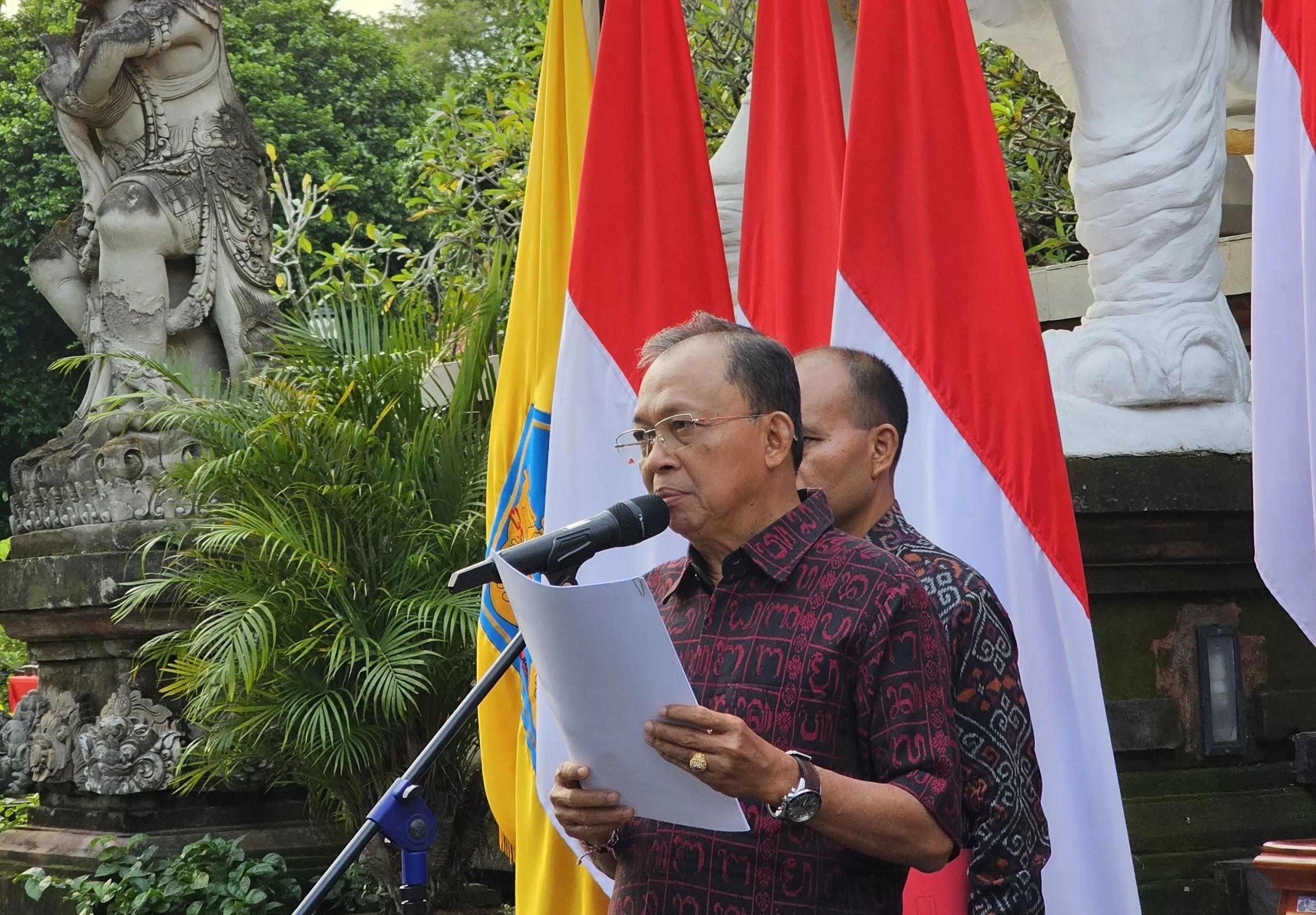 PERANGI SAMPAH: Gubernur Bali Wayan Koster didampingi Plt Dinas Kehutanan dan Lingkungan Hidup (DKLH) Provinsi Bali di Jaya Sabha, 6 April 2025. (NI KADEK NOVI FEBRIANI/radarbali.jawapos.com)