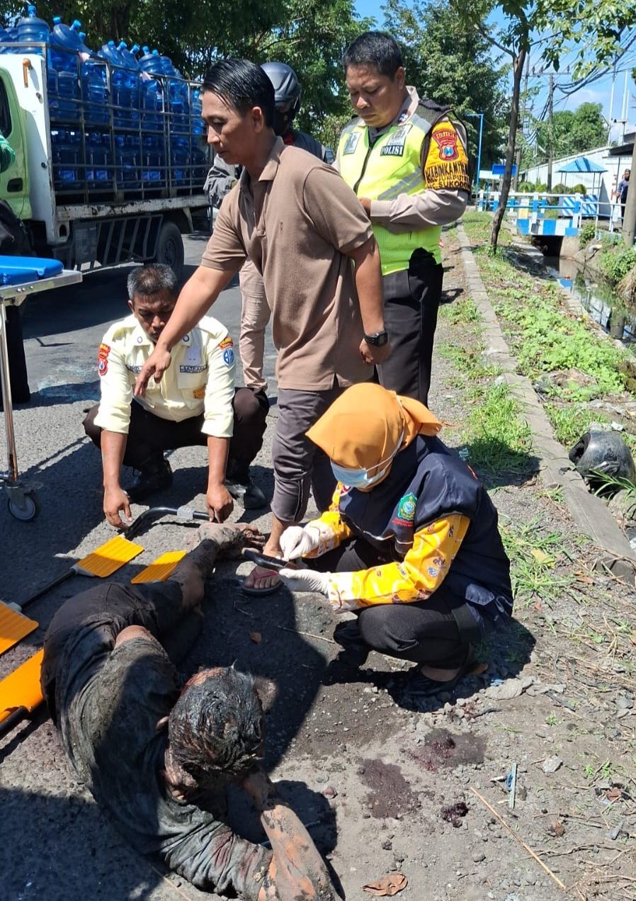 PERAWATAN: Korban Tumariyanto mendapat perawatan tim medis usai tercebur ke sungai.