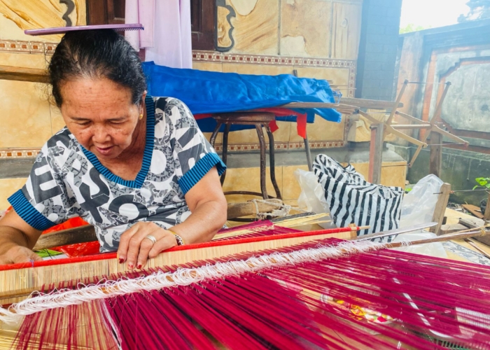 PEEJUANGAN : Ni Wayan Tistawati, 66, pengrajin tenun songket asal Dusun Pegatepan, Desa Gelgel, Klungkung.