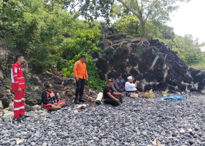 PENCARIAN: Tim SAR Gabungan melakukan pencarian terhadap pemancing yang dikabarkan hilang di Pantai Mimba, Desa Padangbai, Manggis.