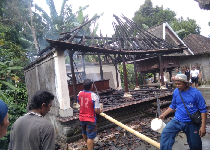 HANGUS : Bale Adat milik Nyoman Witra di desa tengkudak kecamatan penebel hangus terbakar akibat api dupa.
