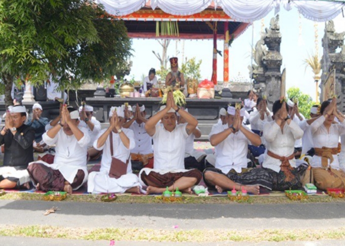 Bupati Jembrana I Made Kembang Hartawan beserta jajaran menghadiri puncak karya piodalan di Pura Pesimpangan Besakih, Selasa (8/4/2025).