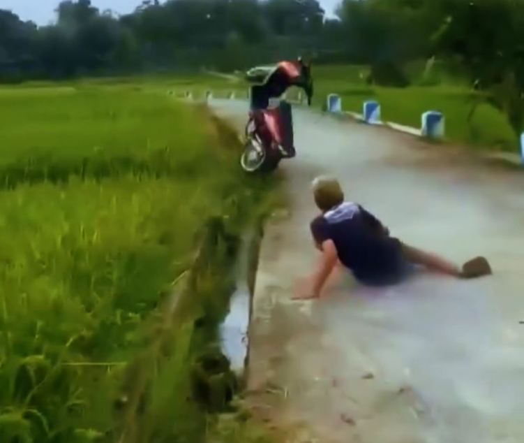 Seorang remaja terjatuh dari motor usai melakukan atraksi berbahaya
