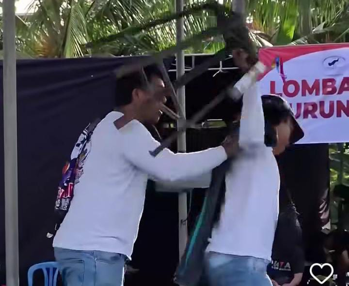 Seorang peserta lomba gantangan burung emosi hingga membanting kursi