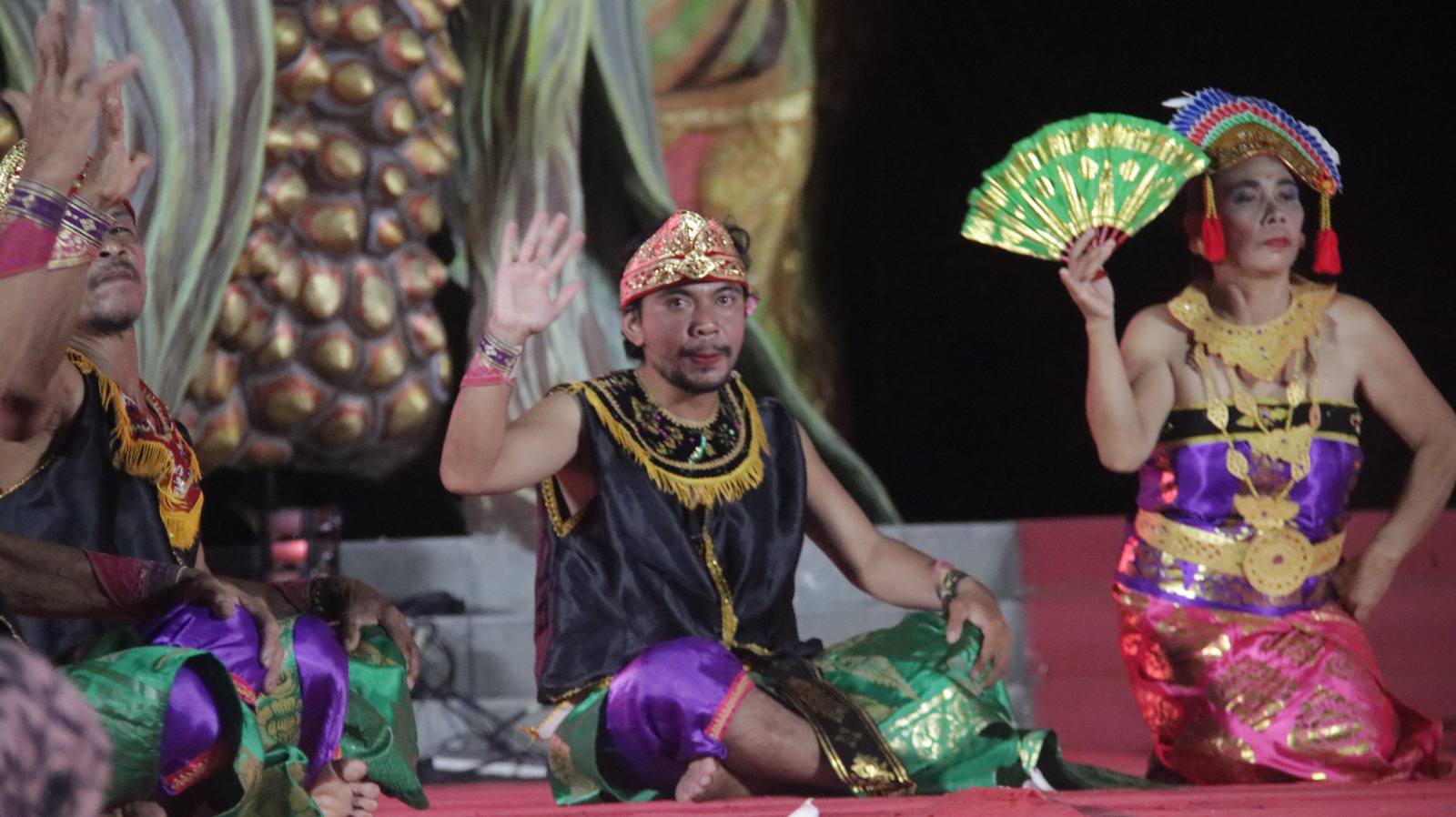 Pertunjukan Tari Janger Kolok dari Desa Bengkala di panggung terbuka RTH Taman Bung Karno, Singaraja.