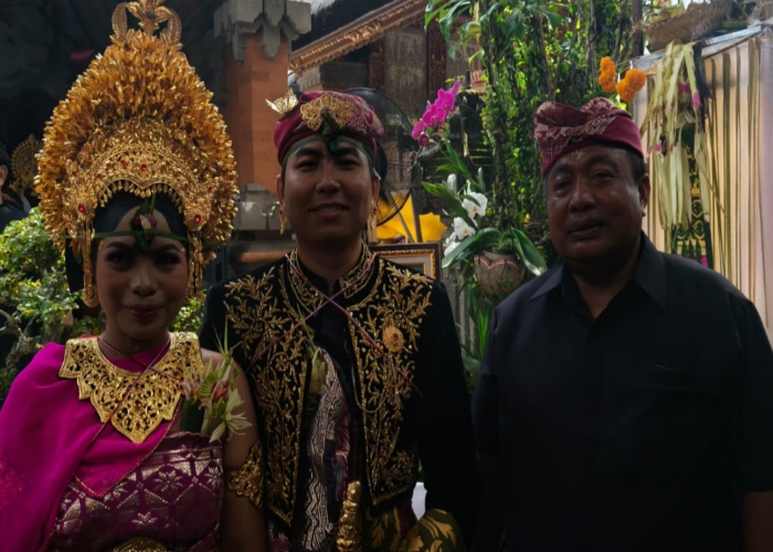 BAHAGIA : Pernikahan putri sulung Anggota DPR RI asal Bali, I Nyoman Parta, yang digelar di kediaman keluarga di Banjar Wangbung, Desa Guwang, Kecamatan Sukawati, Gianyar, Rabu (9/4/2025).