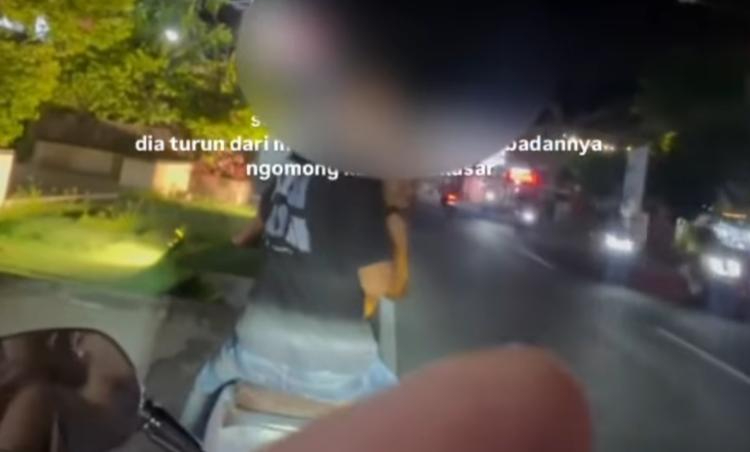 Dua Pengendara Motor Terlibat Cekcok dengan Wanita di Jalan Raya