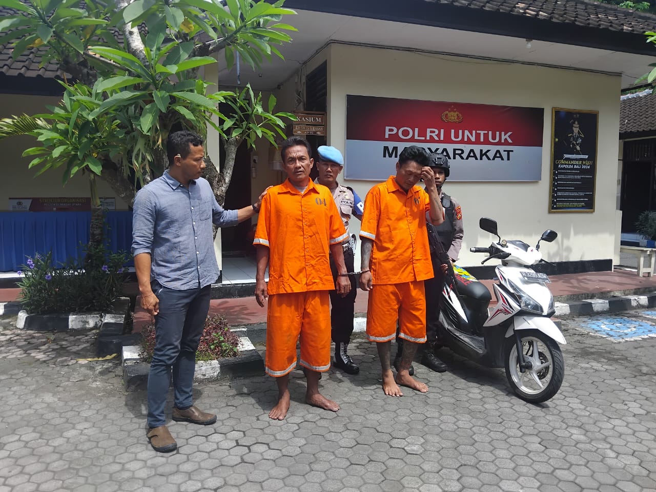 Mantan Napi LP Nusakambangan Gareng dan temannya Sutomo jalani proses hukum di Polsek Denpasar Utara. (Bali Express/Istimewa)