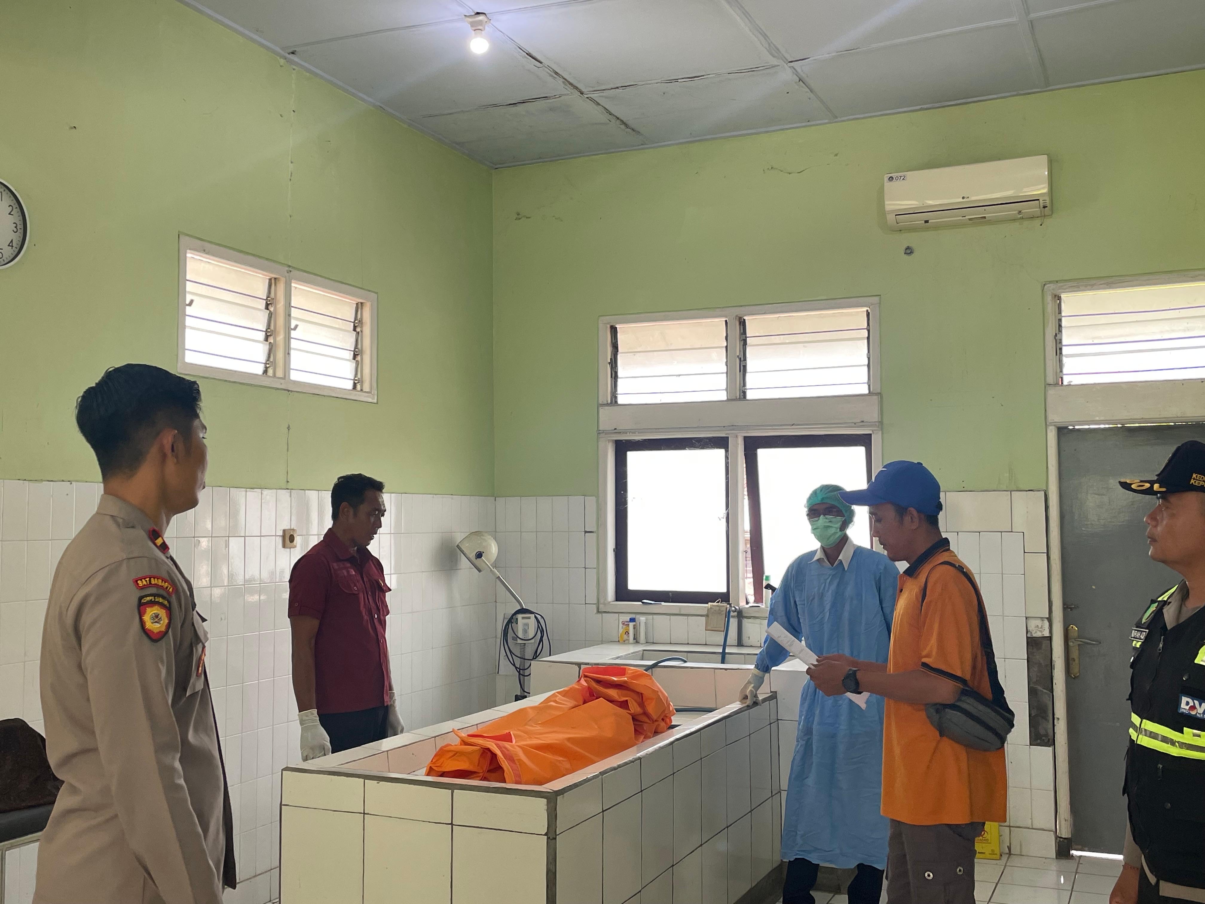 DIJEMPUT: Pihak keluarga menjemput kerangka yang ditemukan di Pantai Tibukleneng, Desa Perancak di ruang jenasah RSU Negara, Rabu (9/4/2025).