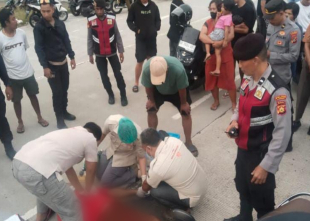 EVAKUASI : Proses evakuasi korban oleh tim medis dan kepolisian.