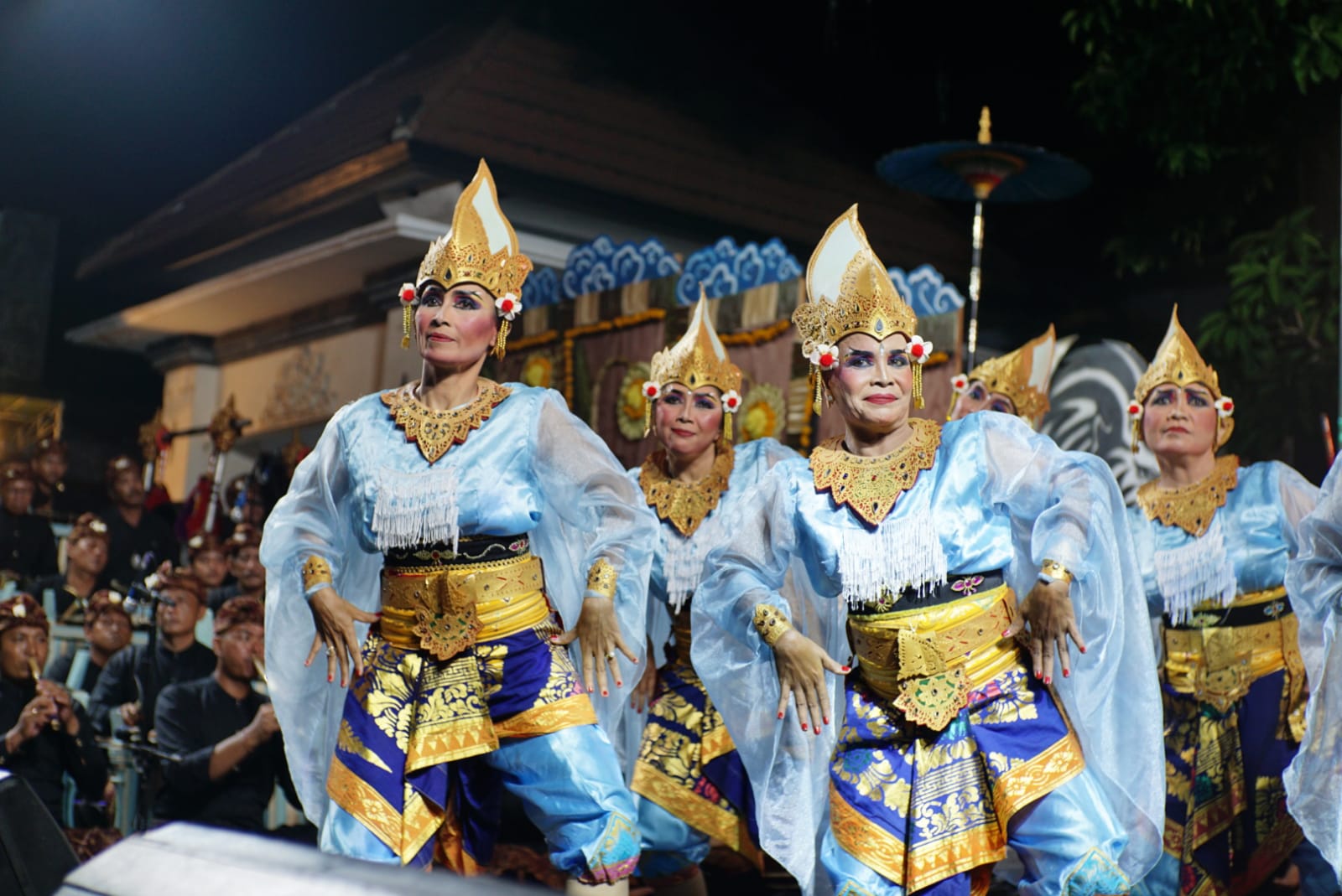 Penampilan Tari Gelatik oleh penari lawas dari Sekee Gong Legendaris Eka Wakya Banjar Paketan.
