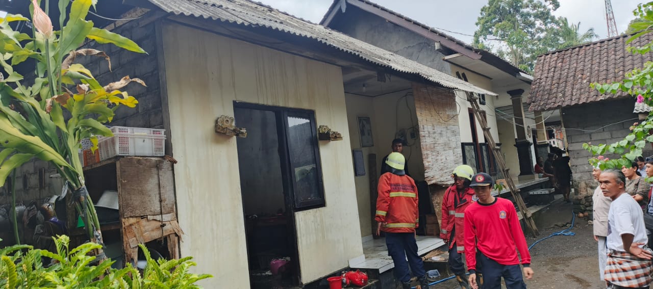 TERBAKAR: Dapur milik Ni Wayan Bagiani di Banjar Dinas Bangbang, Desa dan Kecamatan Rendang mengalami kebakaran, pada Rabu (9/4).