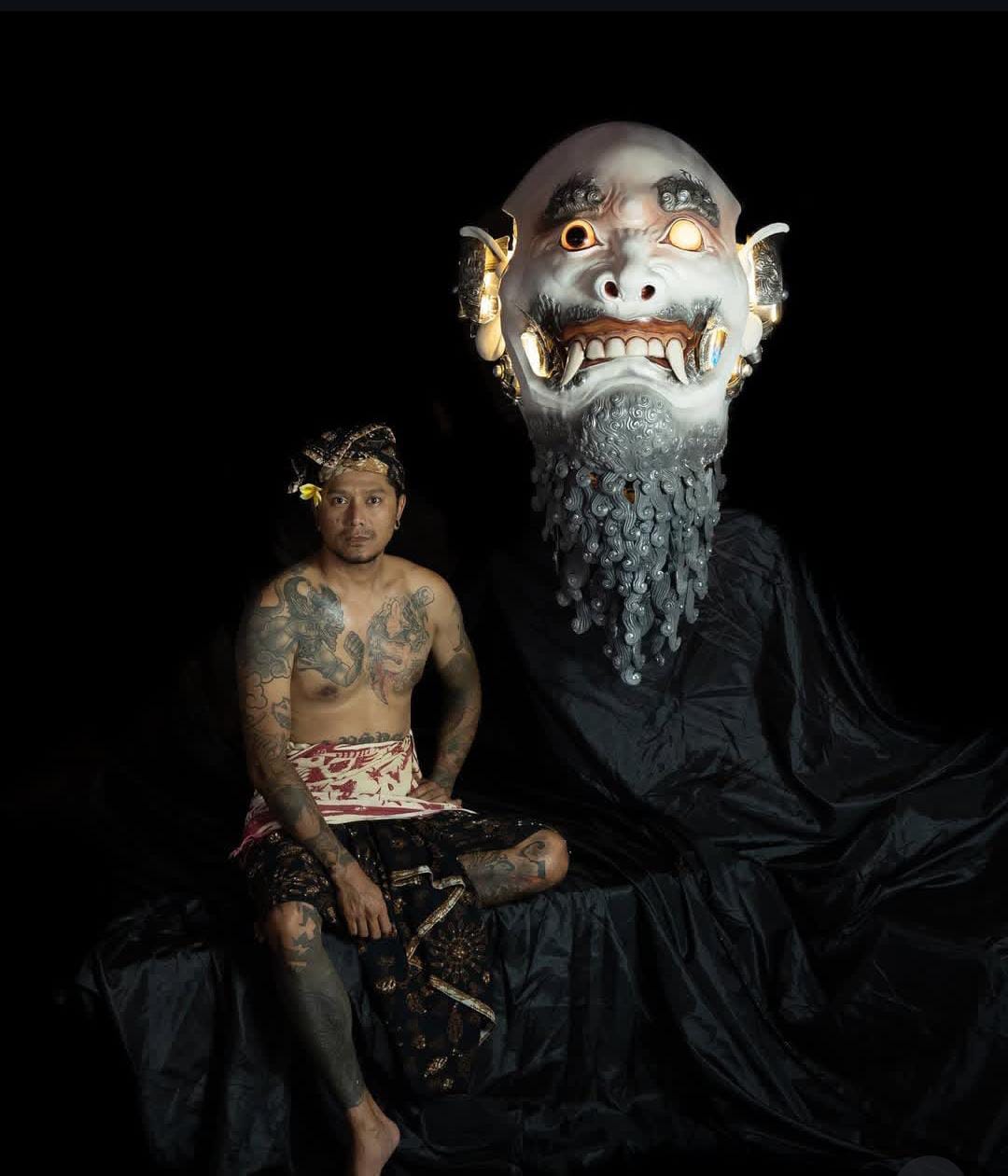 Putu Marmar Herayukti dan tapel ogoh-ogoh Ki Ain Nirnur dari Banjar Gemeh Denpasar.