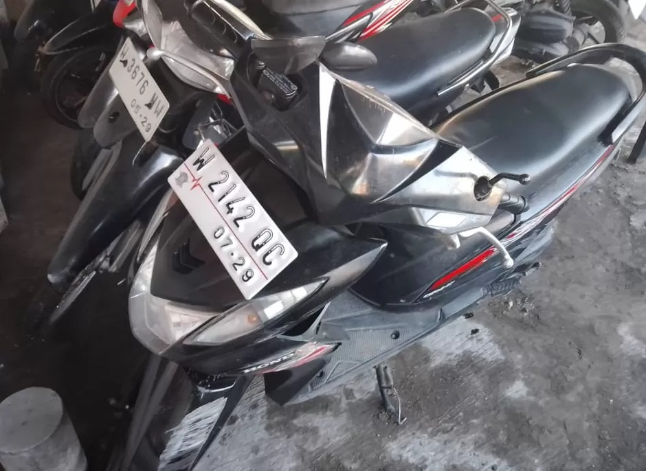 MOTOR : Kondisi kendaraan korban usai terlibat menabrak pembatas jalan di Jalan Raya Tebel, Gedangan, Sidoarjo, Rabu (9/4) pagi.