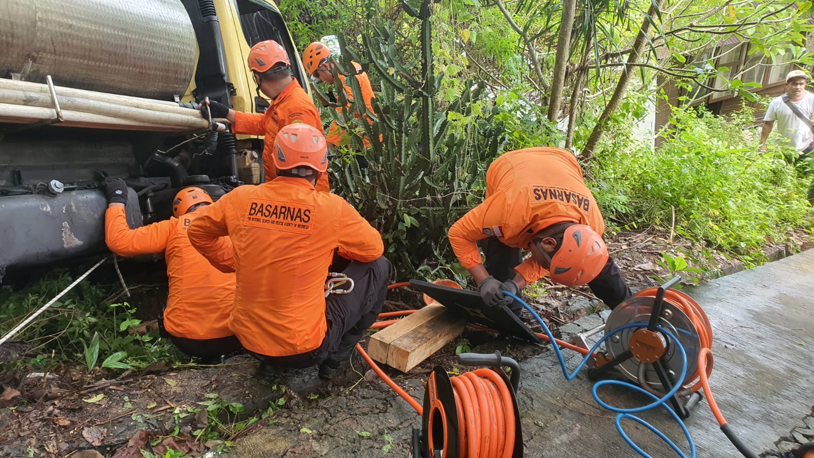 EVAKUASI: Proses evakuasi sopir truk yang tergencet di Kuta Selatan.