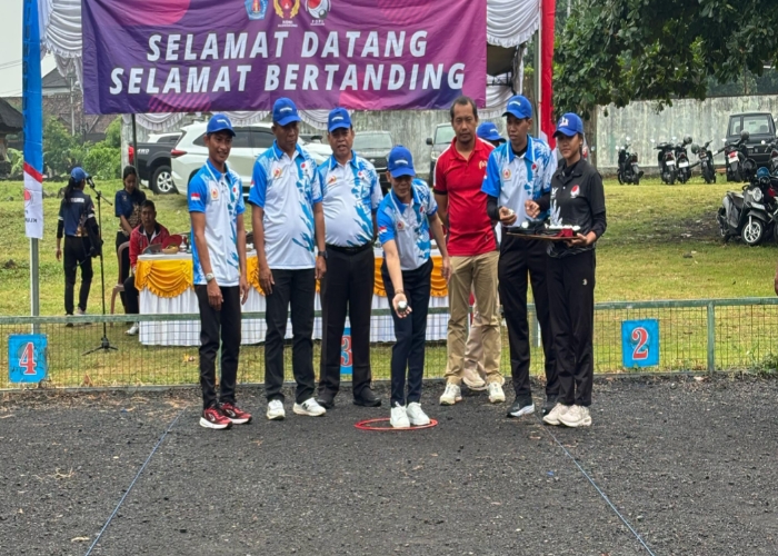 DIBUKA : Pembukaan Turnamen Petanque &ldquo;Puputan Klungkung IV&rdquo; yang digelar di Lapangan Petanque, GOR Swecapura Gelgel, Kamis (10/4/2025).