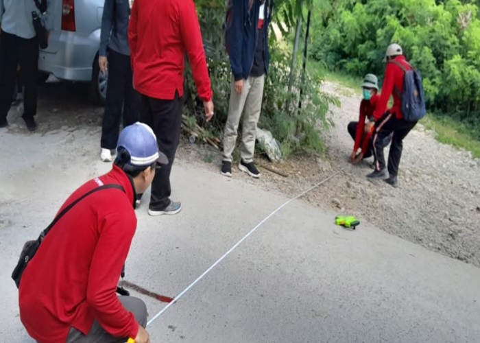 UKUR : Tim dari Dinas Pariwisata bersama Dinas PUPRPKP Klungkung melaksanakan kegiatan pengukuran.