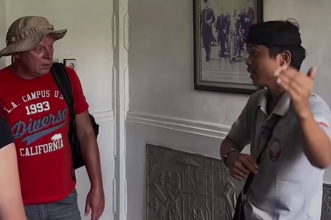 Tour Guide di Bali Ceritakan Sejarah Bendera Merah Putih Pada Turis Polandia