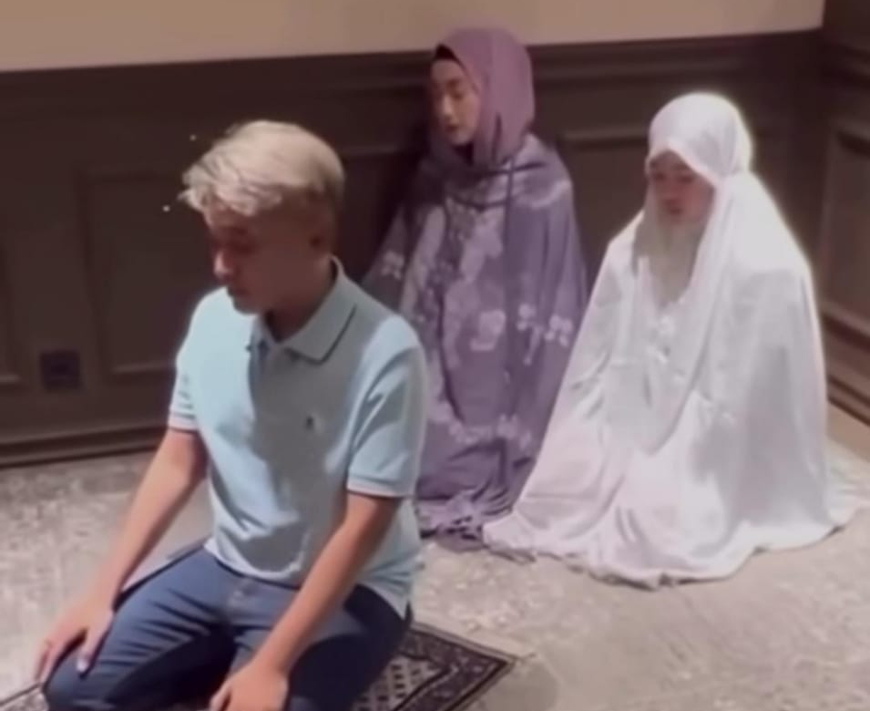 Momen Ruben Onsu Jadi Imam Salat untuk Desy Ratnasari